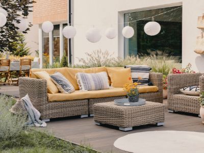 Jakie są korzyści z posiadania sofy na patio na swoim podwórku?